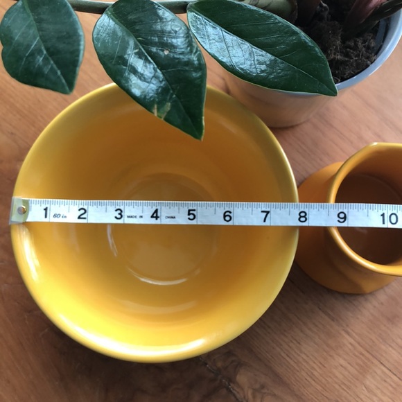 Vase and bowl. Yellow gold color Bowl, vase. Sturdy. Great condition serve ware. - Picture 2 of 7